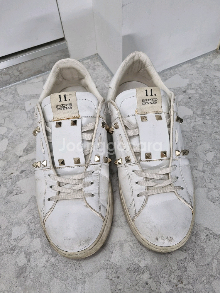 정품 발렌티노 락스터드 스니커즈 화이트 280--1