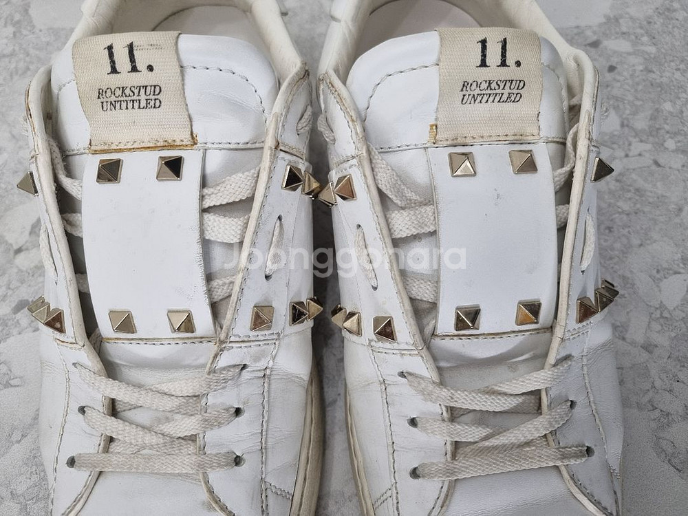 정품 발렌티노 락스터드 스니커즈 화이트 280--2