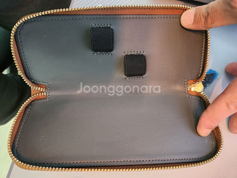 비스콘티 가죽 2구 펜파우치 판매합니다--2