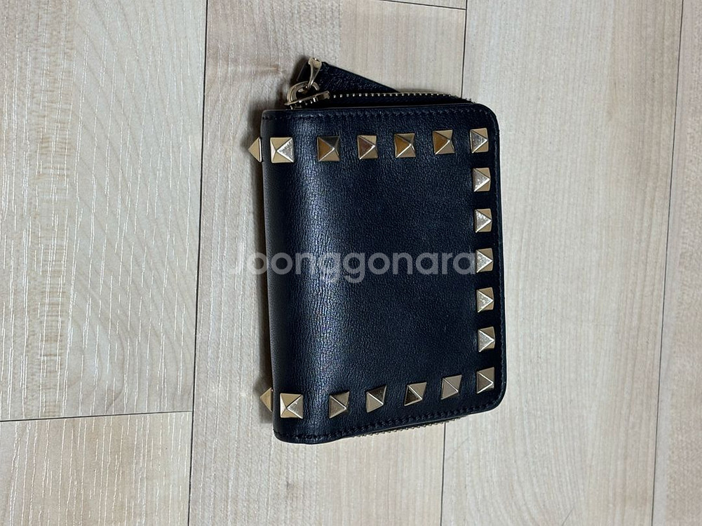 발렌티노 락스터드 반지갑--1