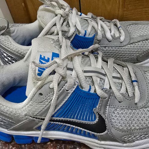 나이키 줌 보메로5 러닝화 235