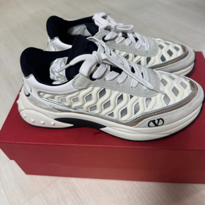 발렌티노 스니커즈