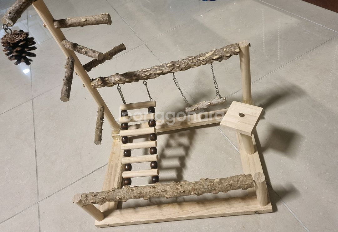 앵무새.대형 원목 놀이터 팔아요.--0