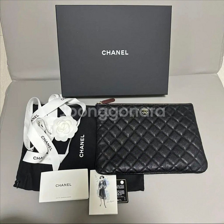 샤넬 클래식 클러치 뉴미듐 (캐비어 / 샴페인골드)--0