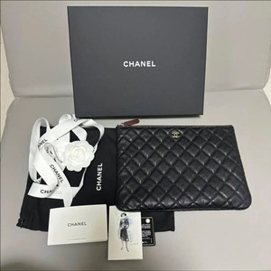 샤넬 클래식 클러치 뉴미듐 (캐비어 / 샴페인골드)