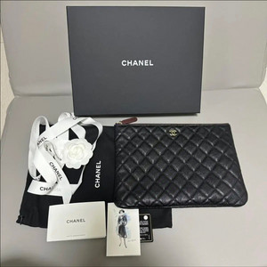 샤넬 클래식 클러치 뉴미듐 (캐비어 / 샴페인골드)