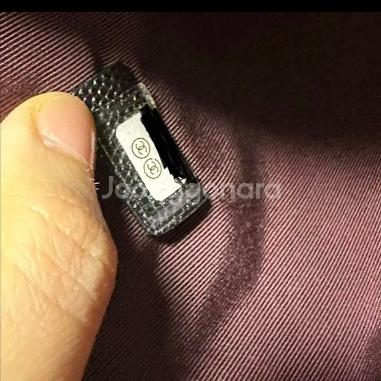 샤넬 클래식 클러치 뉴미듐 (캐비어 / 샴페인골드)--6