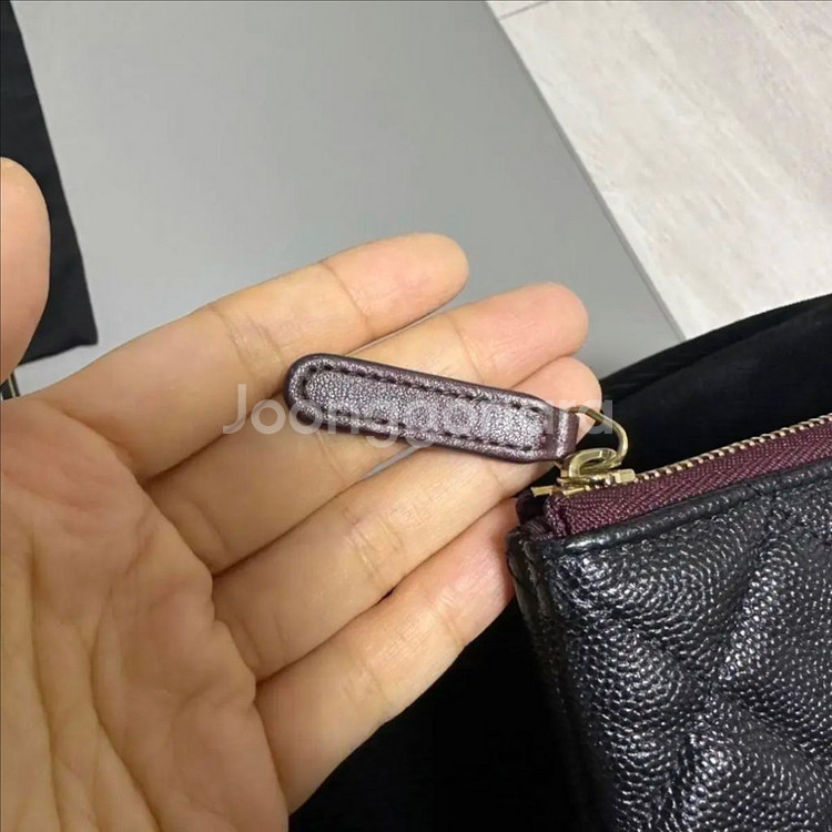 샤넬 클래식 클러치 뉴미듐 (캐비어 / 샴페인골드)--1