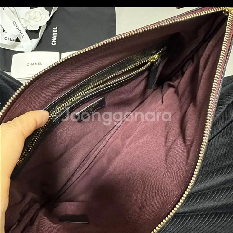 샤넬 클래식 클러치 뉴미듐 (캐비어 / 샴페인골드)--5