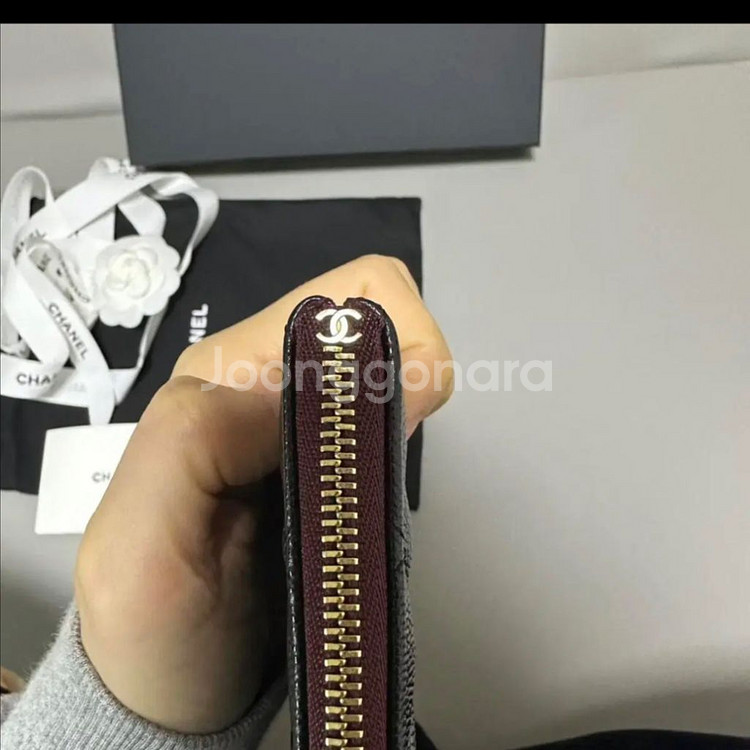 샤넬 클래식 클러치 뉴미듐 (캐비어 / 샴페인골드)--3