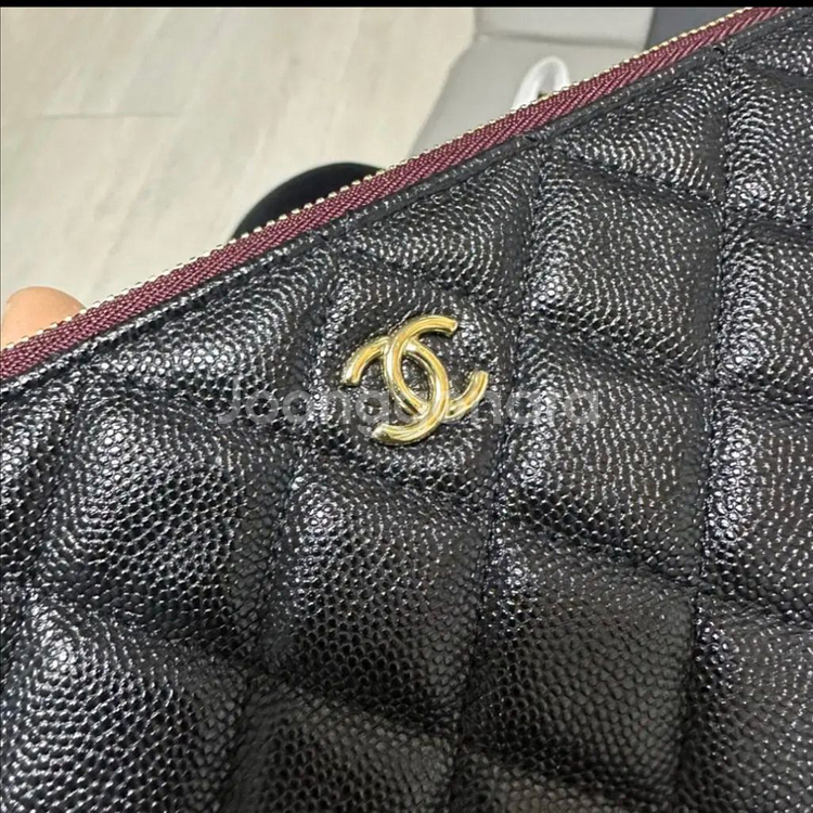 샤넬 클래식 클러치 뉴미듐 (캐비어 / 샴페인골드)--2