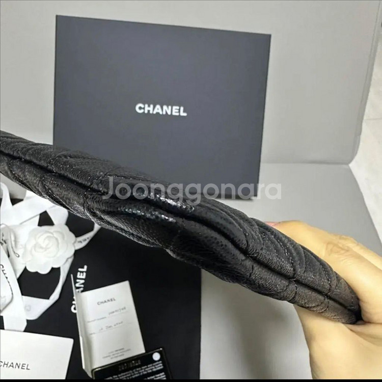 샤넬 클래식 클러치 뉴미듐 (캐비어 / 샴페인골드)--9