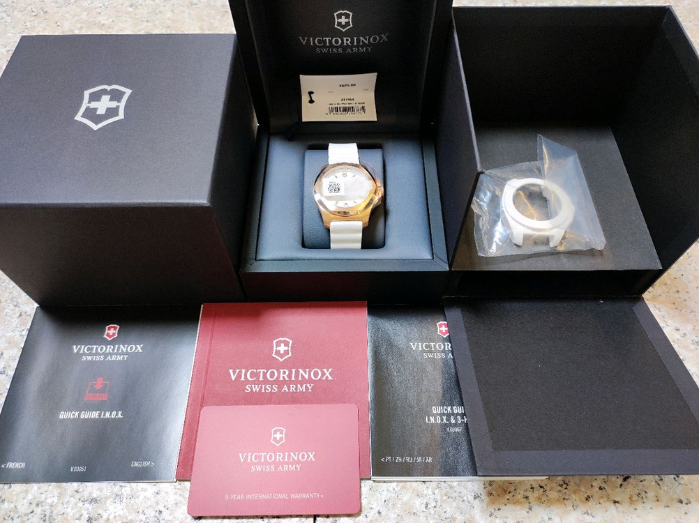 빅토리녹스 이녹스 여성용 시계 (INOX V 241954)--1