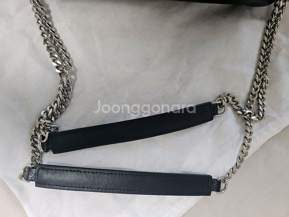 새상품)소가죽 블랙 체인 숄더백 블랙 45,000원 팝니다--6