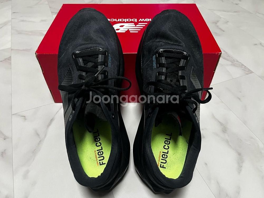 뉴발란스 퓨얼셀 v4 블랙그래픽 275 2E--1
