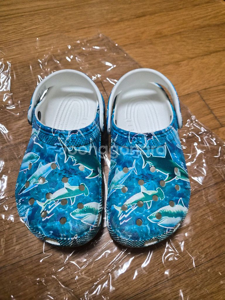 크록스 J3 새상품,J2,J1사이즈 판매합니다--4