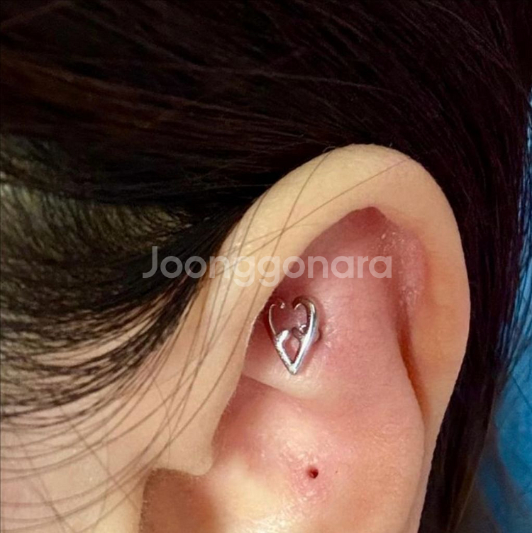 데이식스 원필 갑골하트 피어싱(귀걸이도 가능)--2