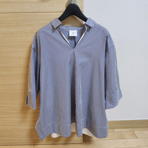 구호(KUHO) 스트라이프 줄무늬 반팔 블라우스