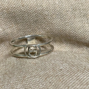 구찌 인터로킹 G씬 오픈밴드 반지 21호