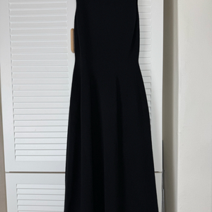 더캐시미어 블랙 슬리브리스 원피스 24ss