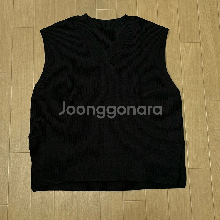 무인양품 형태가 유지되는 V넥 베스트--0