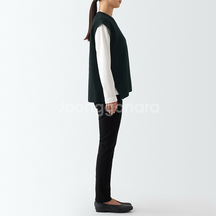 무인양품 형태가 유지되는 V넥 베스트--6