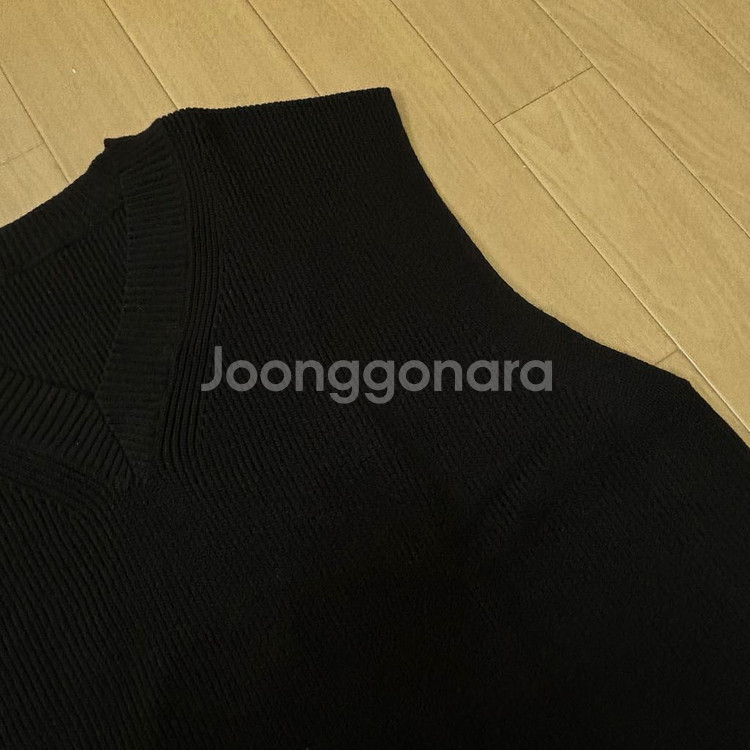 무인양품 형태가 유지되는 V넥 베스트--2