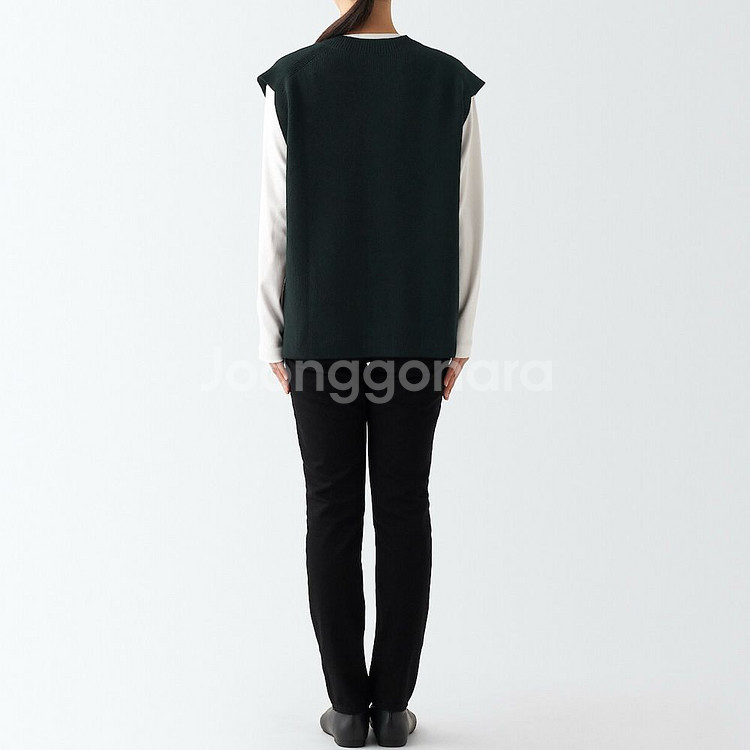 무인양품 형태가 유지되는 V넥 베스트--7