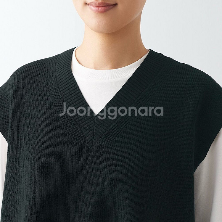 무인양품 형태가 유지되는 V넥 베스트--8