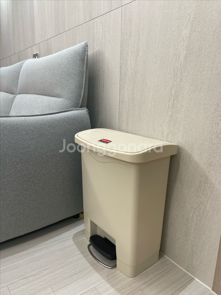 러버메이드 슬림짐 페달 쓰레기통 30L (베이지)--0