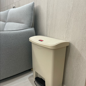 러버메이드 슬림짐 페달 쓰레기통 30L (베이지)