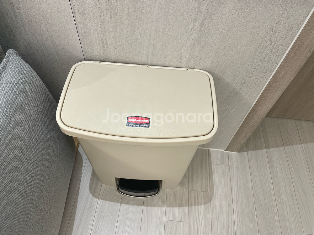 러버메이드 슬림짐 페달 쓰레기통 30L (베이지)--1