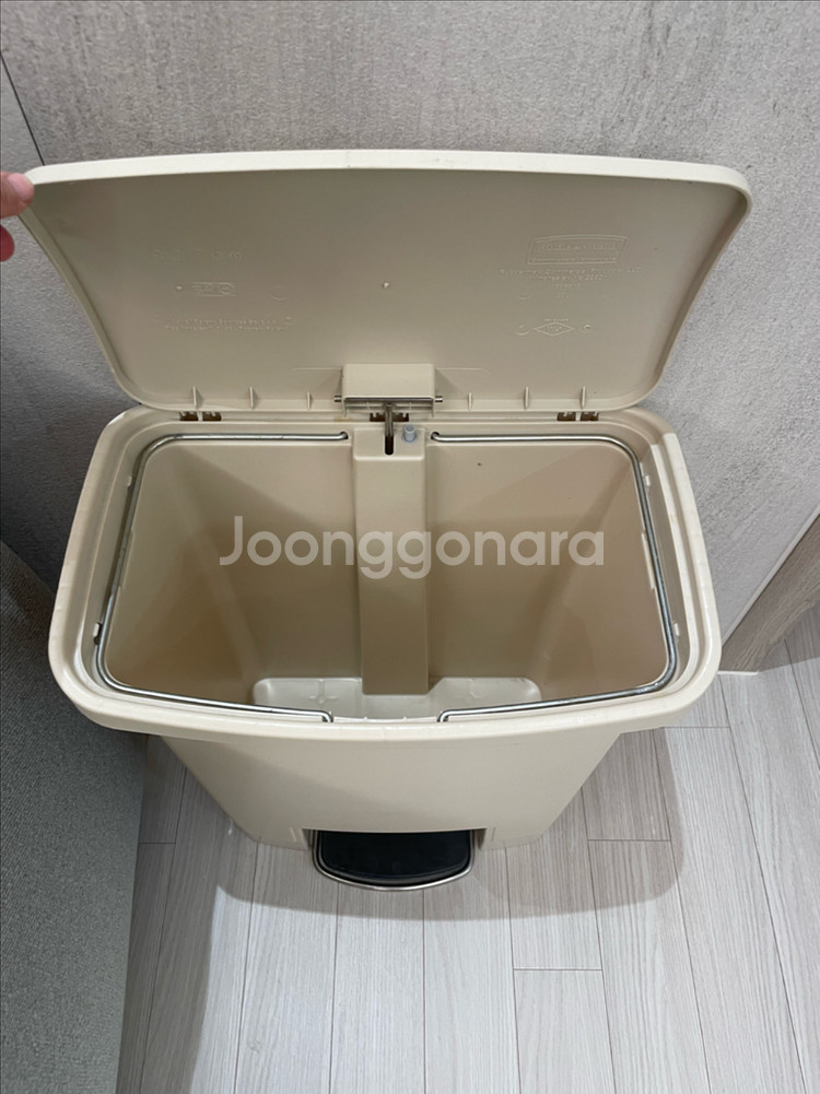 러버메이드 슬림짐 페달 쓰레기통 30L (베이지)--2
