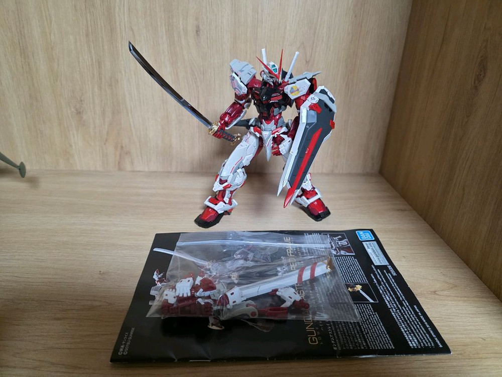 하이 레졸루션 레드 프레임 가조 팝니다--1