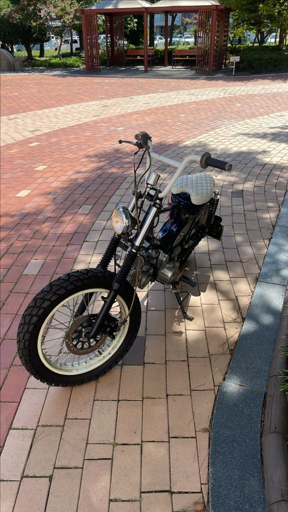 크라시코 게러지 언더본 커스텀 오토바이 이미지