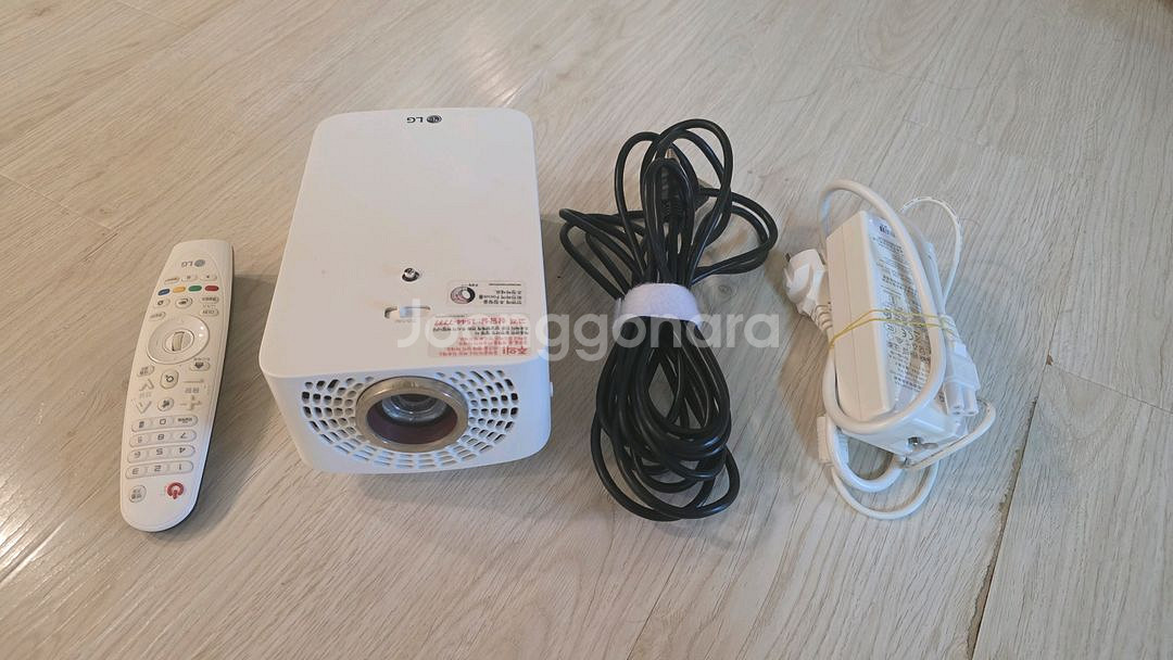 LG빔프로젝터 HF60FAG 팝니다--1