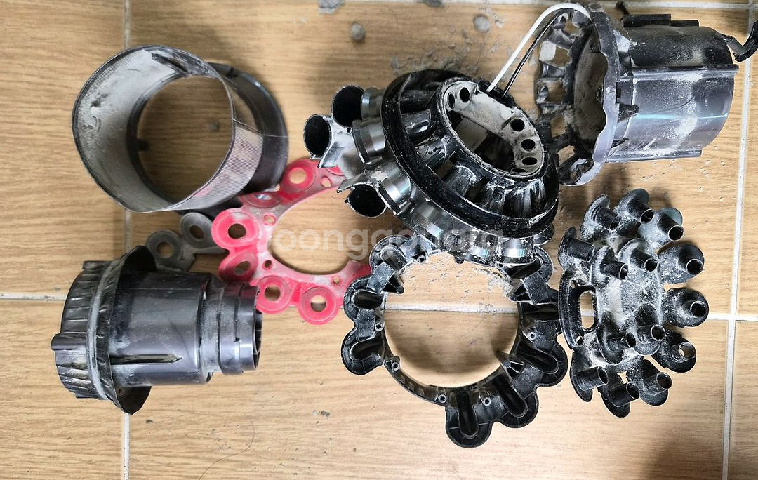 깨끗하게 세척한 다이슨 무선 청소기 V10 풀세트(60분 연속동작)--9