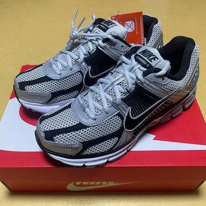 나이키 줌 보메로 5 메탈릭실버 260