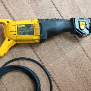 디월트 컷소 (DEWALT DW 304) 전기톱 중고 팝니다