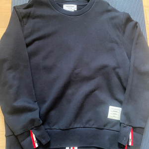 톰브라운 백삼선 맨투맨 3사이즈 톰브라운 빽삼선 판매합니다 교환가능