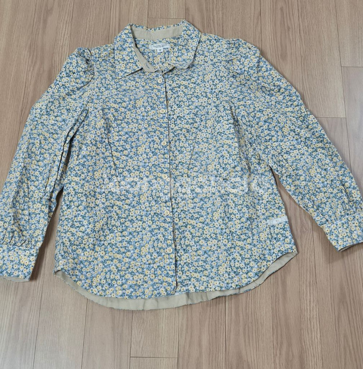 써쓰데이아일랜드 T218MBL233W 잔꽃 코듀로이 볼륨 블라우스 M--5