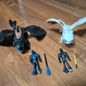 드래곤 길들이기 투슬리스와 라이트 퓨리 피규어 세트