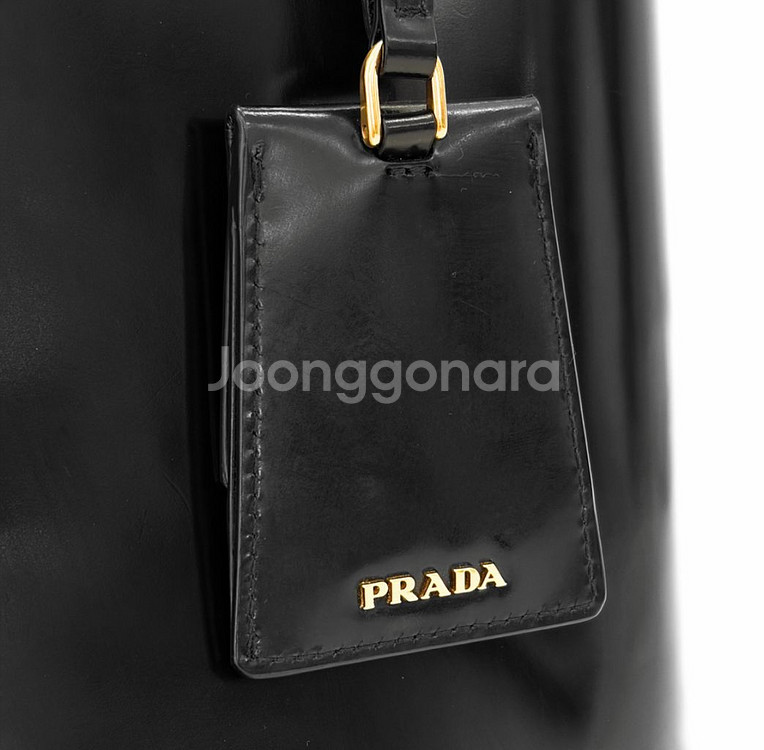 [M] 프라다 파니에 유광 브러시드 레더 버킷 백 토트백 미디움 블랙--6