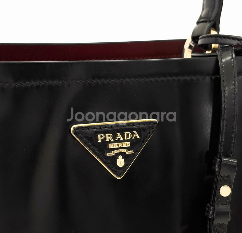 [M] 프라다 파니에 유광 브러시드 레더 버킷 백 토트백 미디움 블랙--5
