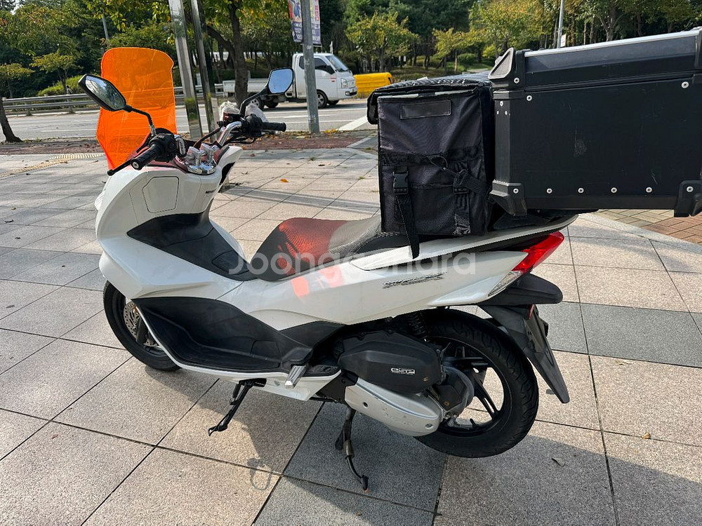 혼다 pcx125 17년 스마트키 화이트컬러 팝니다--4
