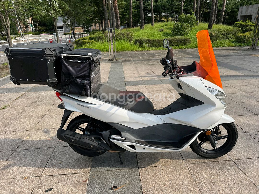 혼다 pcx125 17년 스마트키 화이트컬러 팝니다--5