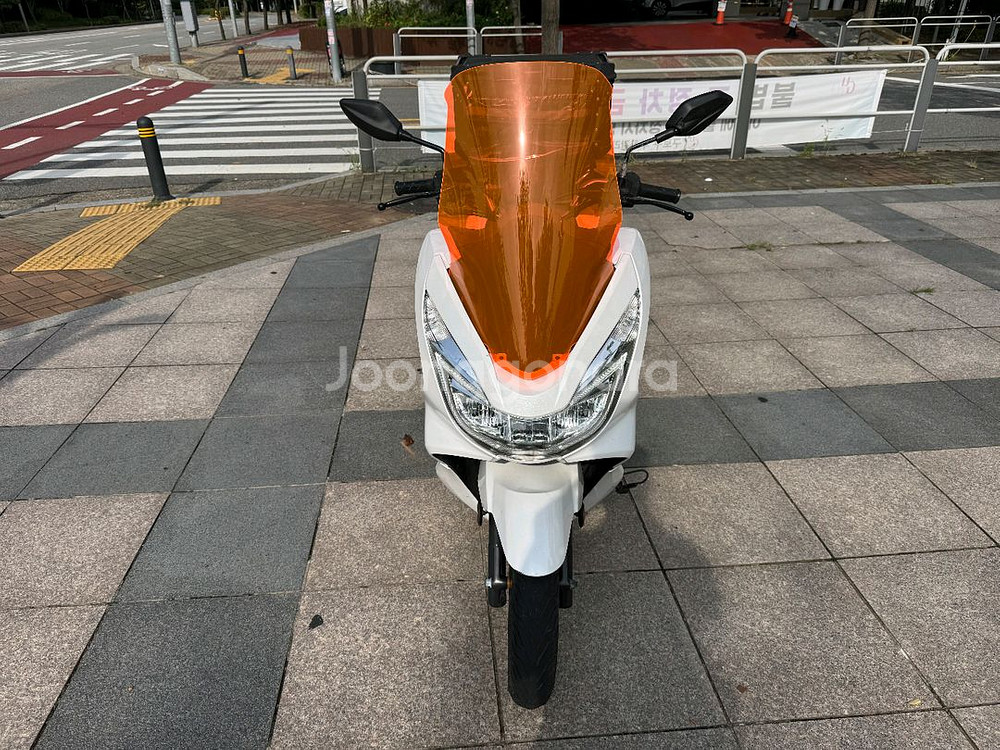 혼다 pcx125 17년 스마트키 화이트컬러 팝니다--1