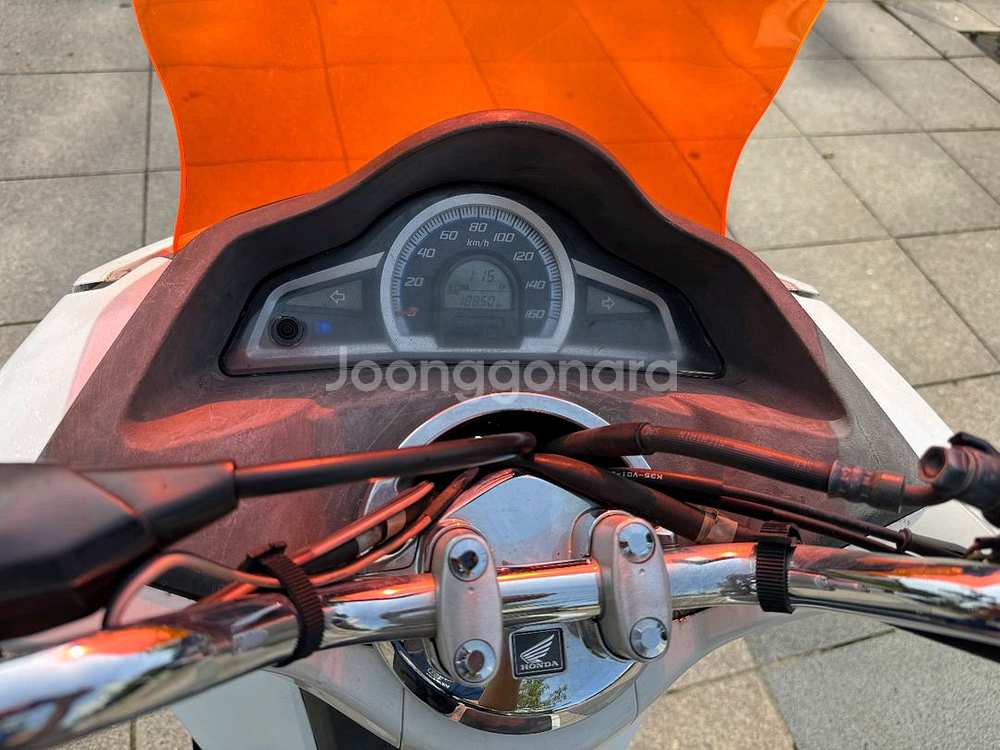 혼다 pcx125 17년 스마트키 화이트컬러 팝니다--9