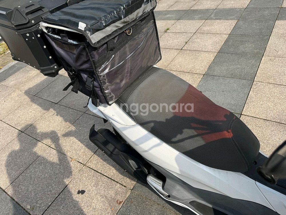 혼다 pcx125 17년 스마트키 화이트컬러 팝니다--8