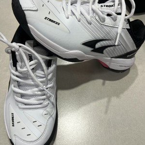 스트로커스 배드민턴화